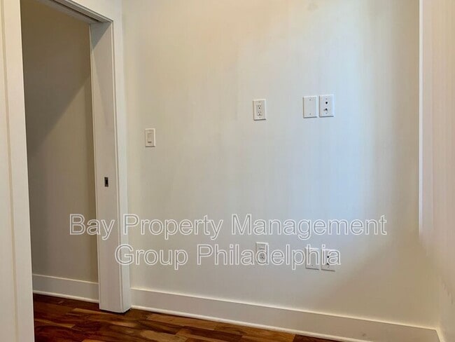 Building Photo - 842 N American St