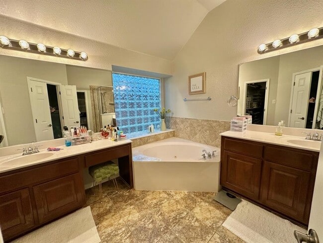 Building Photo - 10024 Lisi Anne Dr