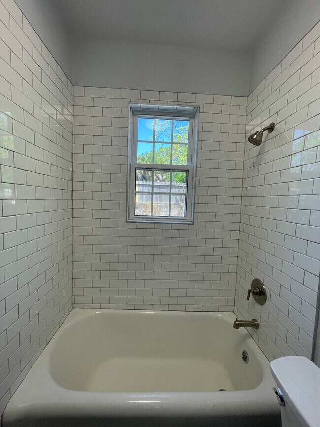 Building Photo - Completely remodeled 2/1 in Midtown