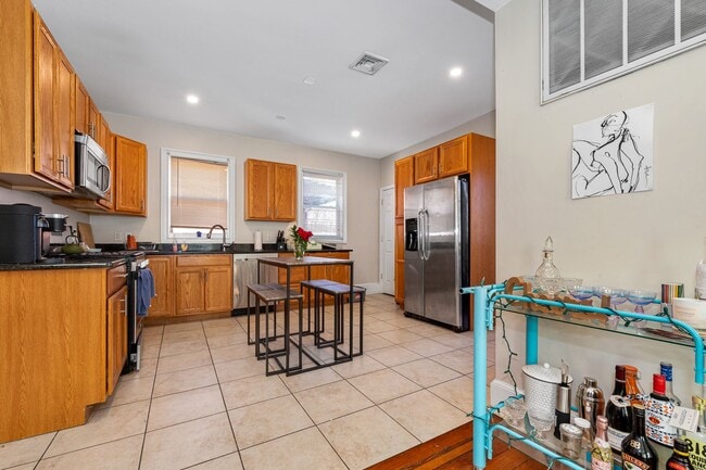 Building Photo - Nicely Priced 4-bed, 2-bath Mission Hill Apartment