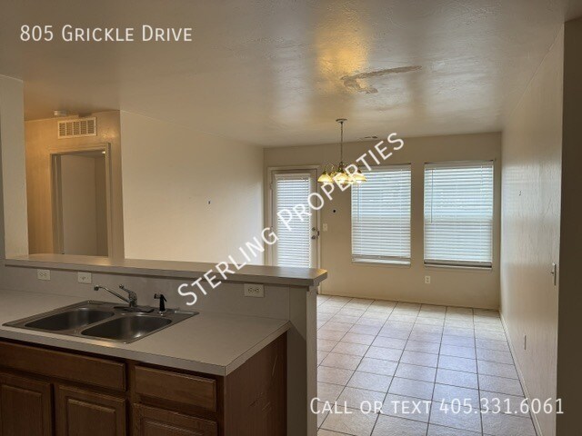 Building Photo - 805 Grickle Dr