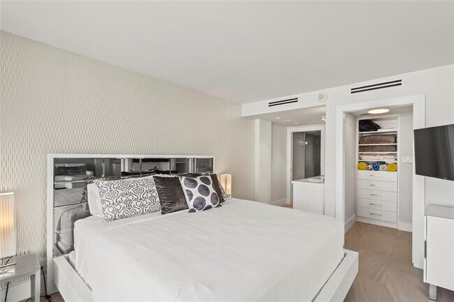 Building Photo - 800 SE 20th Ave