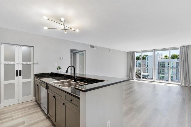 Building Photo - 10350 W Bay Harbor Dr