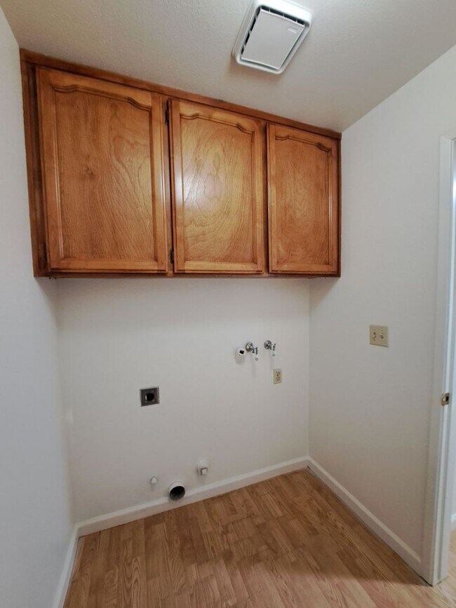 Building Photo - Charming Fresno Home with Beautiful Curb Appeal!