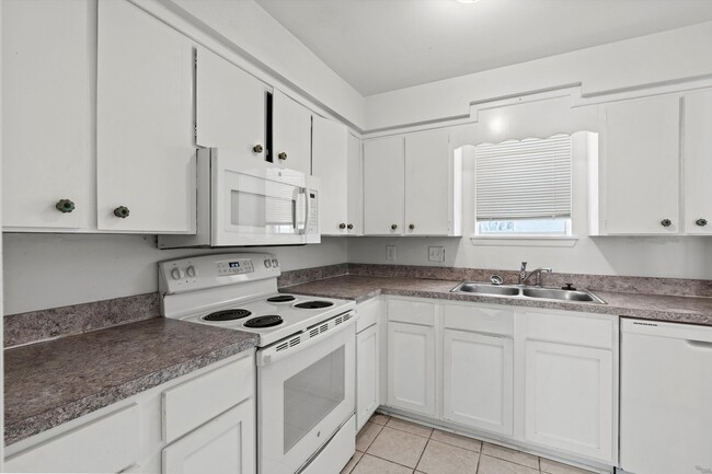 Building Photo - Your waterfront escape awaits!