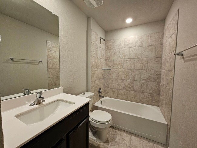 Building Photo - 1305 Lindsey Dr