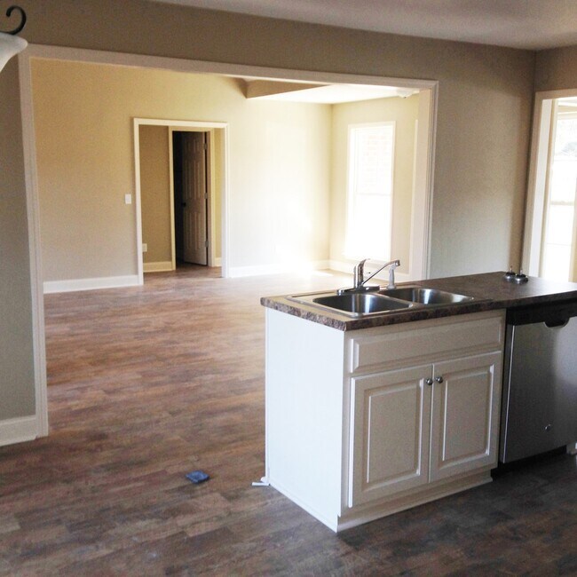 Building Photo - 813 Maple Dr