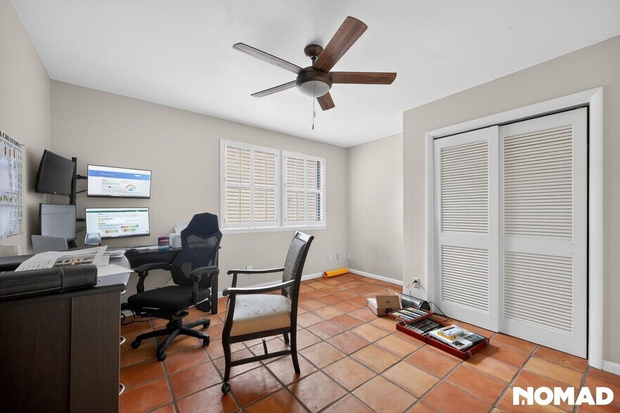Building Photo - 5314 Oak Bay Dr E