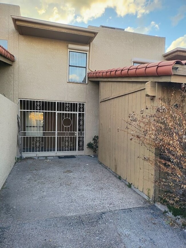 Building Photo - 951 N Camino Seco