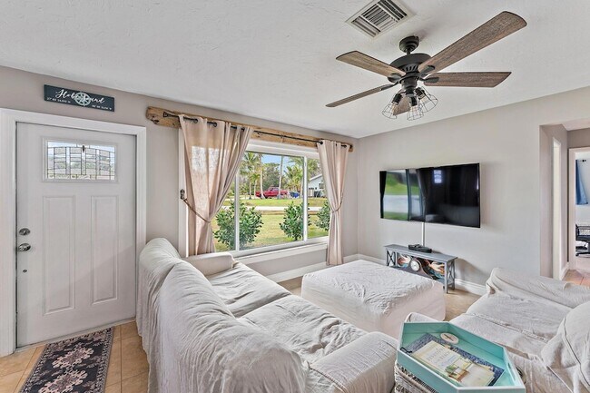 Building Photo - 5854 SE Orange Blossom Trail