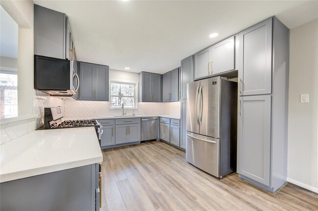 Building Photo - 6026 Clarewood Dr