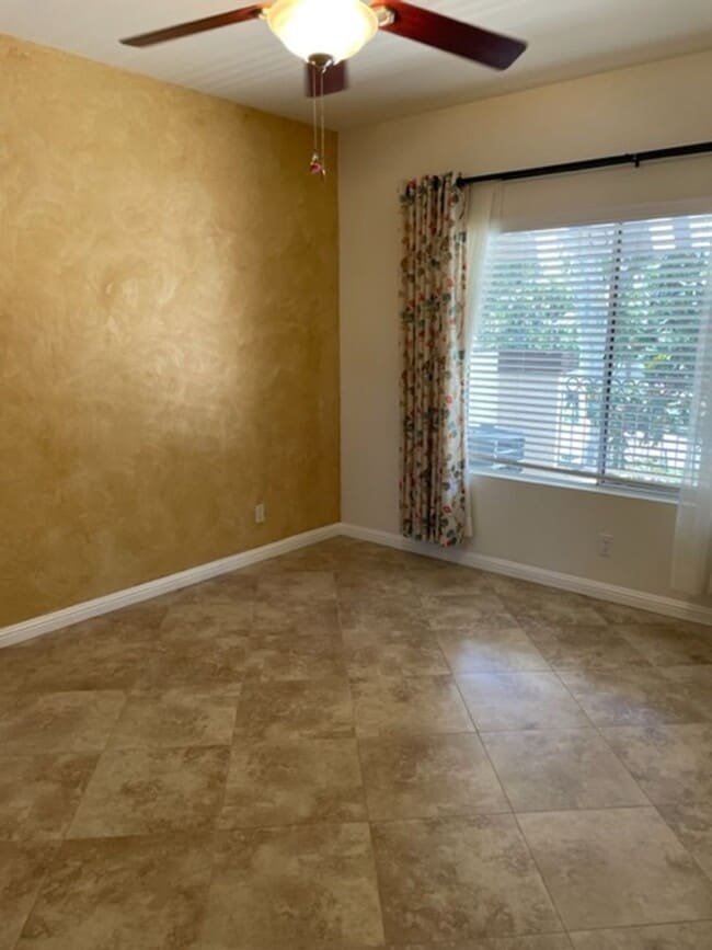 Building Photo - 2 Bedroom in Beautiful Tustin Golf Community