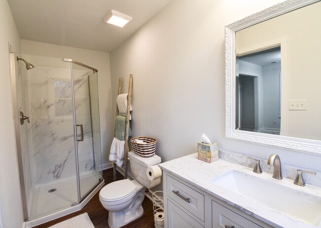 Building Photo - Welcome to this charming 3-bedroom, 1-bath...