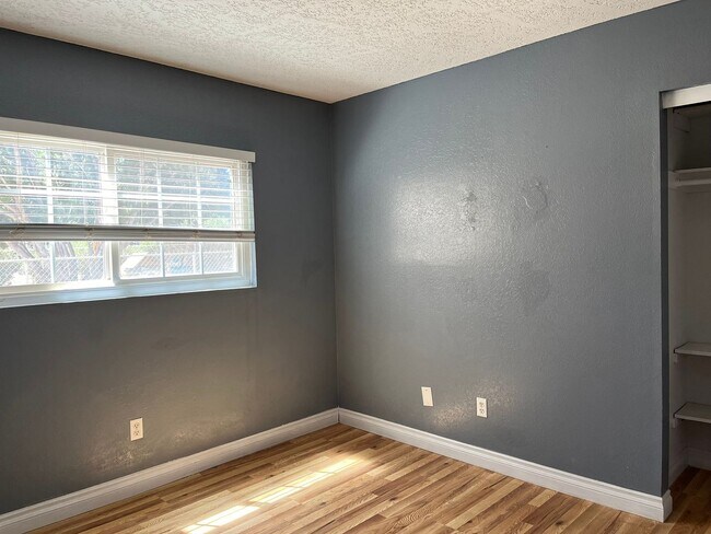 Building Photo - 4-Bedroom Home in Hesperia!