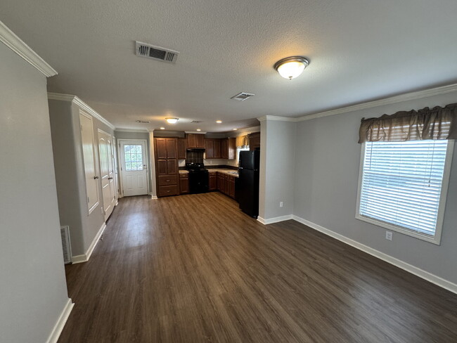 Building Photo - Three bed two bath in Fischer close to Can...