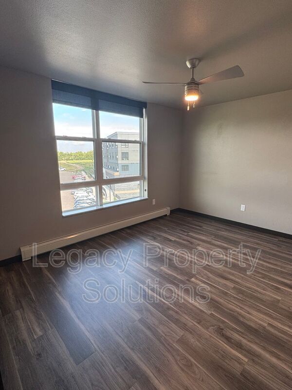 Building Photo - 220 E Greenfield Ln