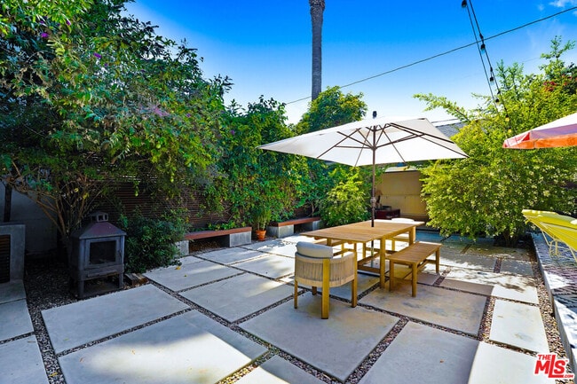 Building Photo - 2049 N Berendo St