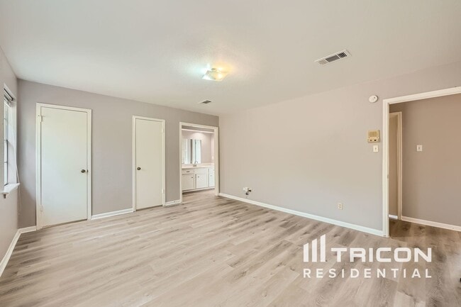 Building Photo - 16527 Pilgrims Cir