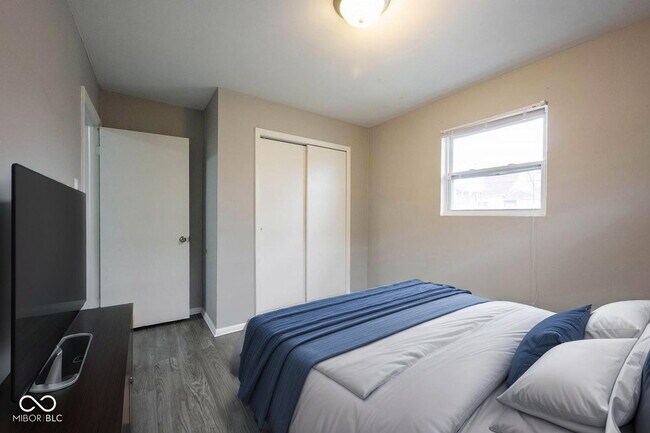 Building Photo - 823 Iowa St