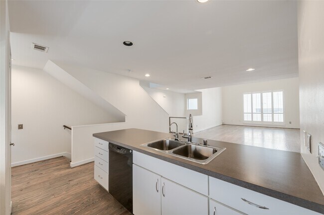 Building Photo - 807 Robin St