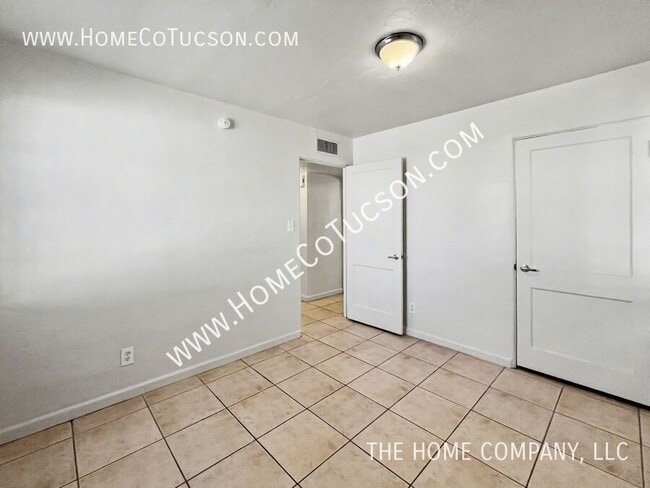 Building Photo - 2607 E Beverly Dr