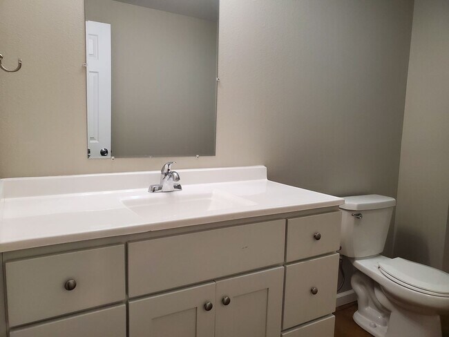 Building Photo - 2 Bedroom, 1 Bath Apartment