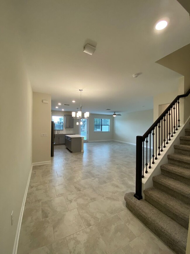 Building Photo - 3 BED 2.5 BATH TOWNHOME IN THE VISTAS AT C...