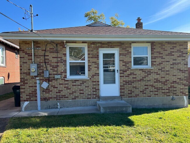 Building Photo - Adorable 2 Bedroom Brick Bungalow in Richmond Heights!