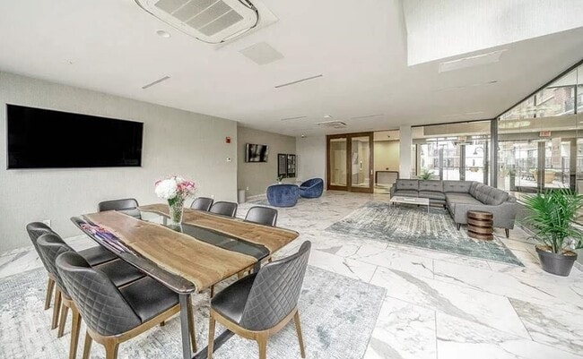 Building Photo - 700 1st St