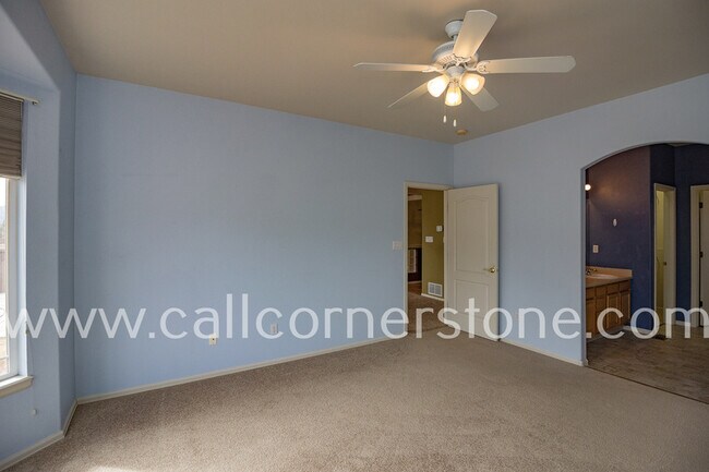 Building Photo - 3305 Hollycrest Dr