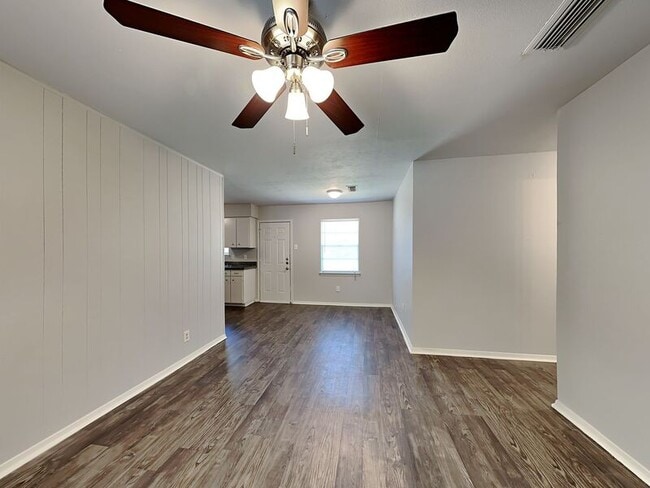 Building Photo - 833 Stanford Dr