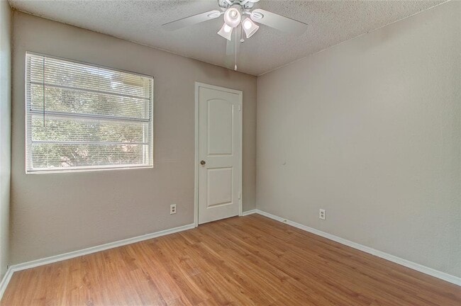 Building Photo - 400 Hedgewood Dr
