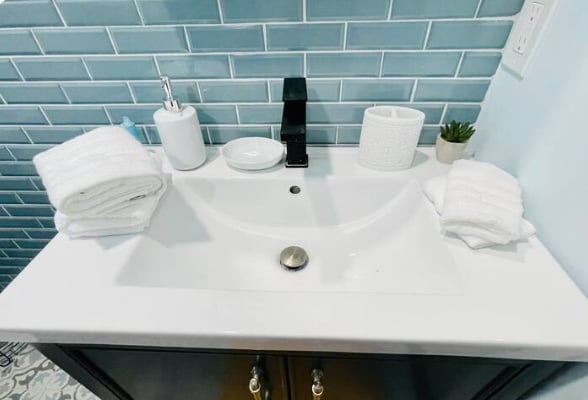 Building Photo - 735 E University Ave