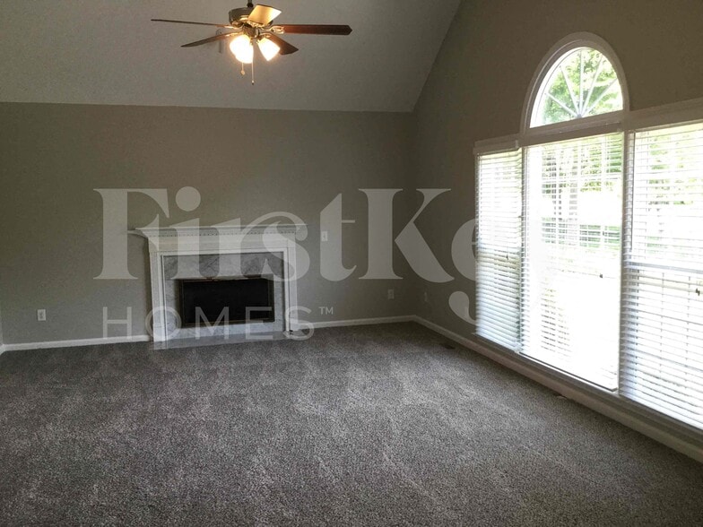 Building Photo - 8130 Stonebrook Dr