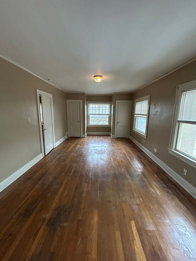 Building Photo - 3-Bedroom Just Steps from UMKC Campus!