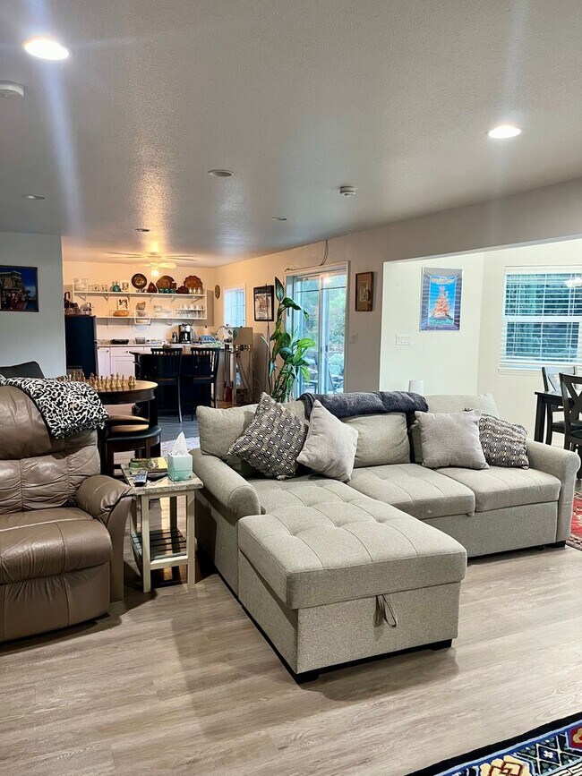 Building Photo - Short Term Rental available, Fully Furnished , 1 Bedroom, 1 Bath in Private Setting