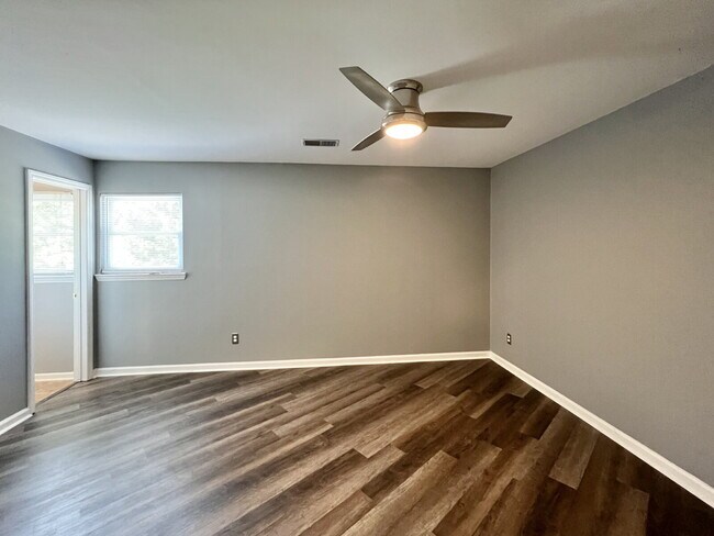 Building Photo - Freshly Updated Condo!