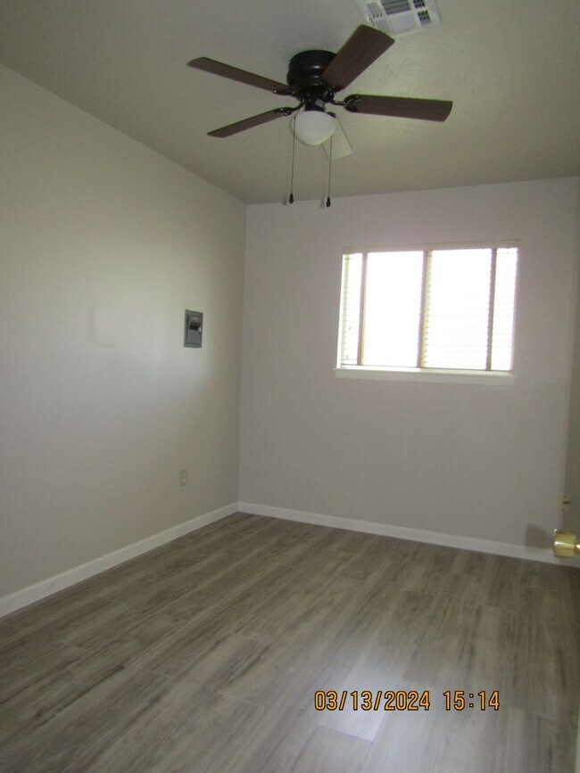 Building Photo - Freshly Painted/New Flooring Home!! Pets N...