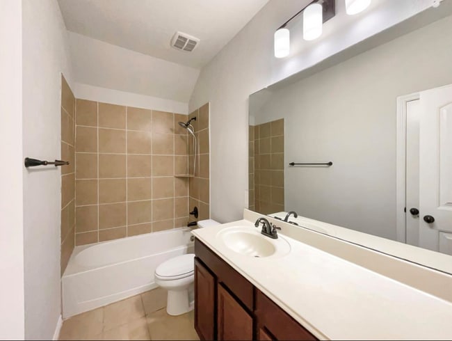 Building Photo - 1305 Freesia Dr