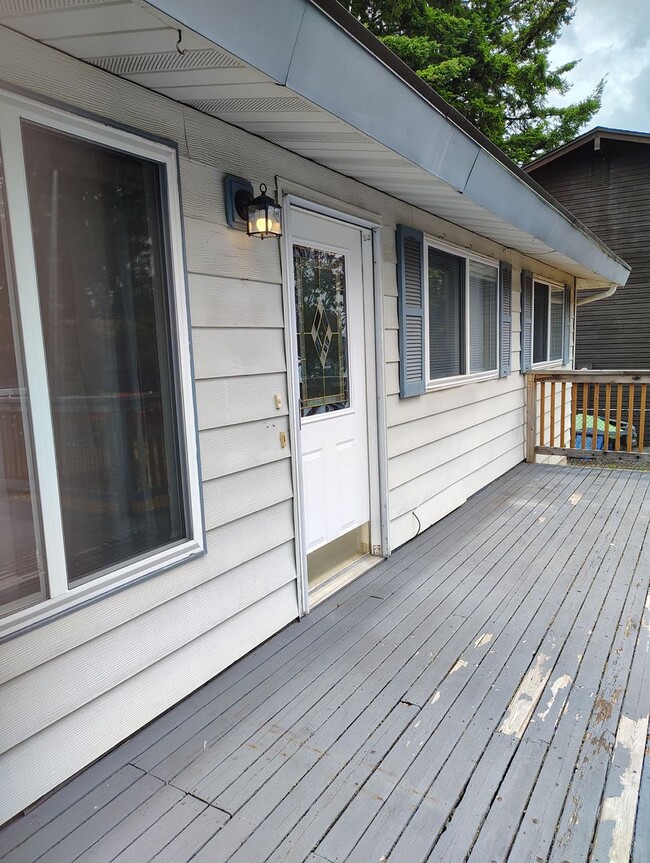 Building Photo - ******* FANTASTIC HOUSE RAMBLER-STYLE in f...