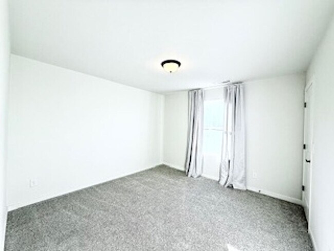 Building Photo - MODERN TWO STORY 3 BED/2.5 BATH WITH FENCE...