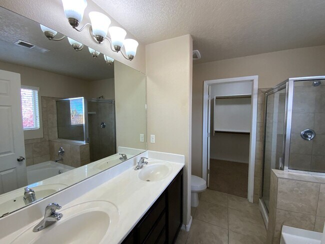 Building Photo - 3 Bedroom Home Available Near Unser Blvd NW & Rainbow Blvd NW!