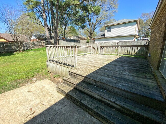 Building Photo - 3 bed, 2 bath home with access to 79 and 40.