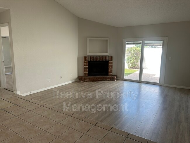 Building Photo - 302 N Sycamore