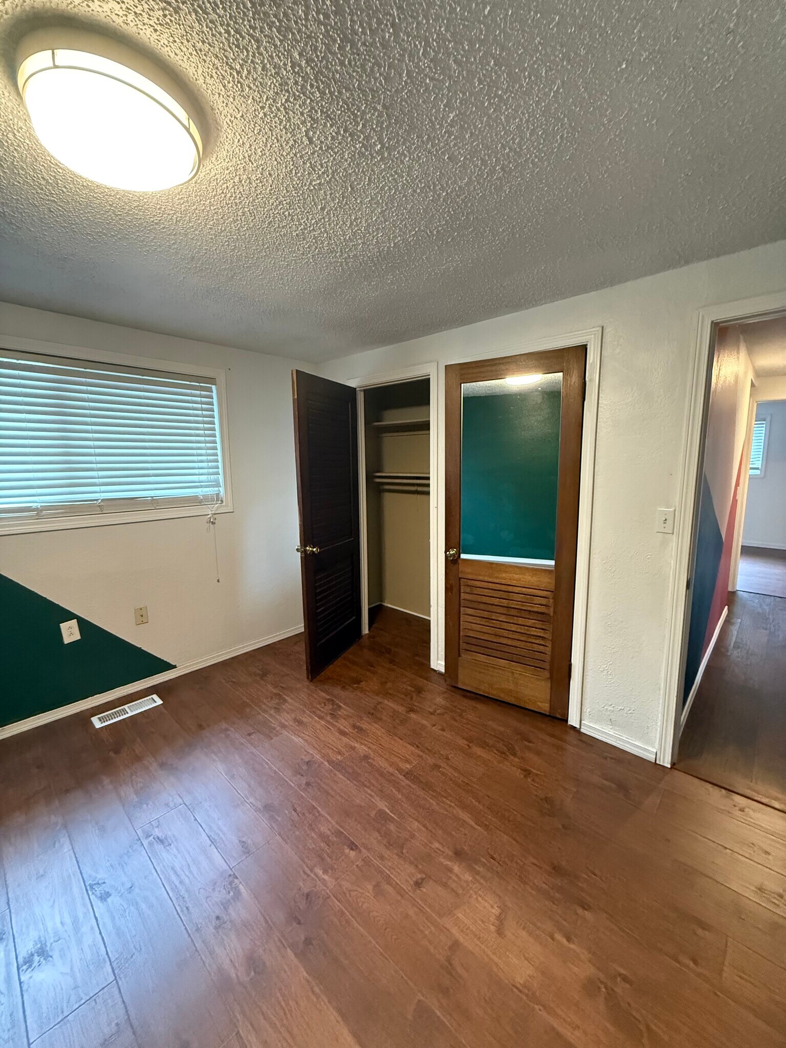 Building Photo - 406 E 43rd St