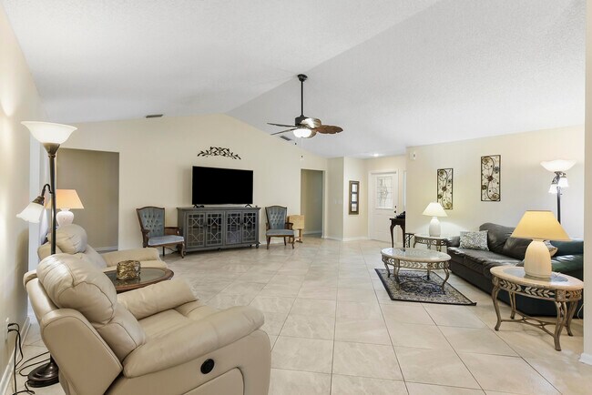 Building Photo - 6940 SE Lillian Ct