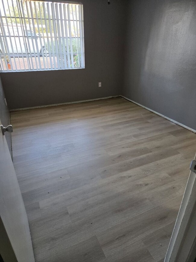 Building Photo - $1,250 For Lease-1 Bedroom-1 Bath Apt in Triplex With Private Yard-Washer & Dryer in Phoenix 85008 !