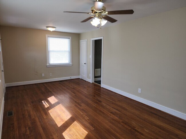 Building Photo - Incredible 3 Bedroom Ranch with Spacious 2 Car Garage!