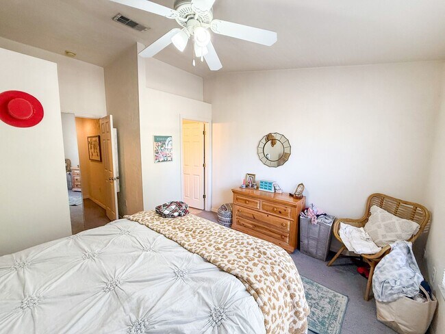 Building Photo - Victoria Station #141