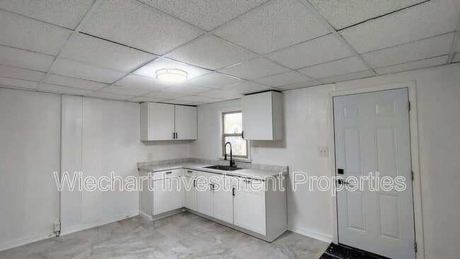 Building Photo - 225 W Robb Ave